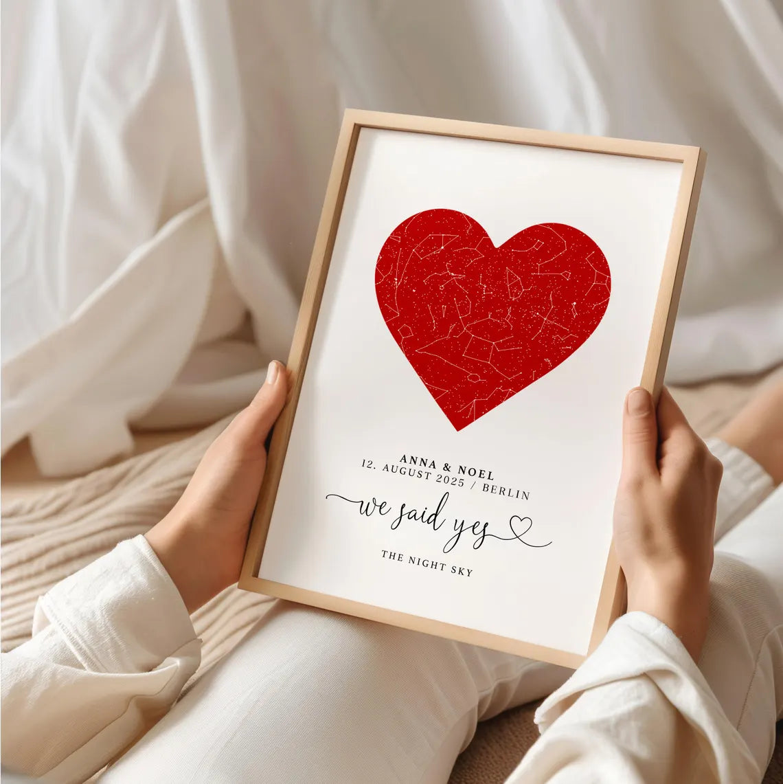 We said yes Poster – Personalisiertes Sternenhimmel Geschenk zur Verlobung oder Hochzeit mit Herz für Brautpaar