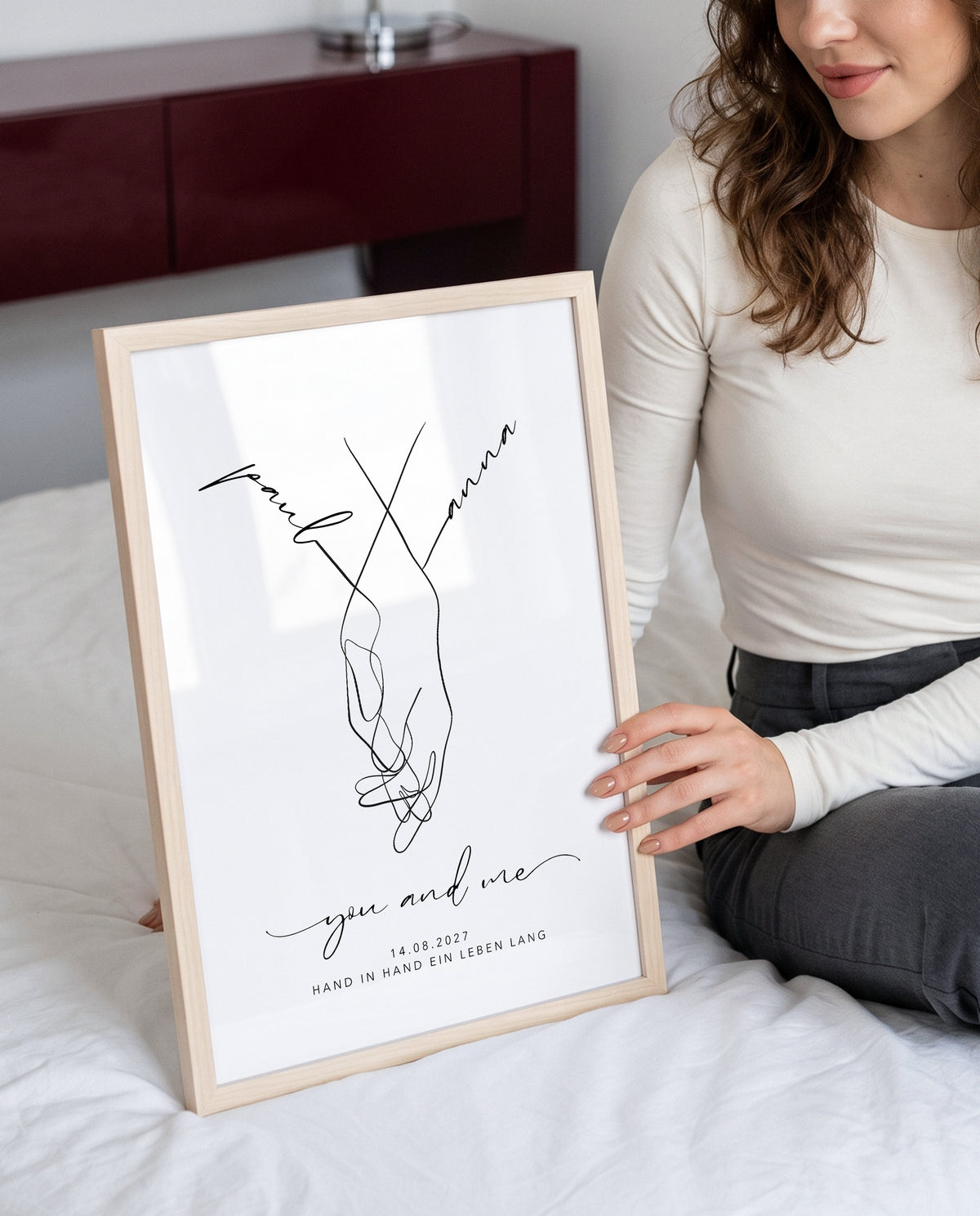 Hochzeitsgeschenk personalisiert mit Namen & Datum - Bild Brautpaar Hand in Hand