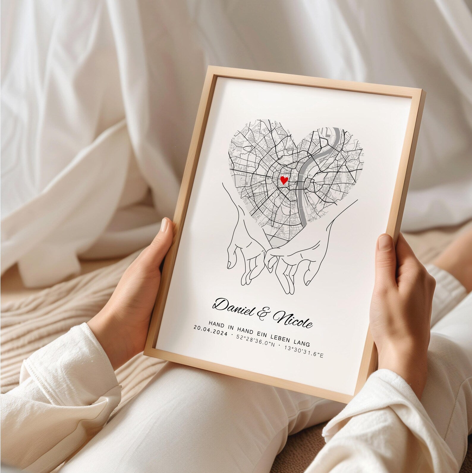 Hand in Hand Koordinaten Bild – Geschenk zur Hochzeit oder Silberhochzeit